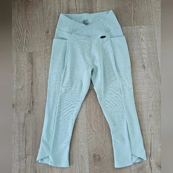 Gymshark Pistachio Ice Cream Poise Cropped Performance Leggings size sma… - Picture 1 of 4
